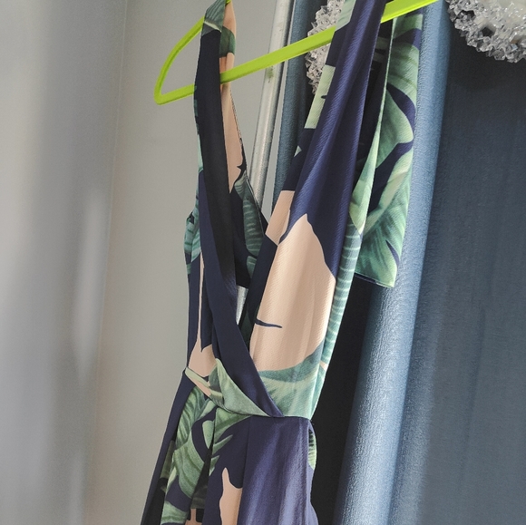 NWOT Gorgeous Floral Dress - Picture 7 of 11